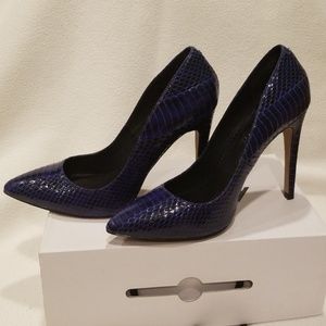 Snake print blue and black pump